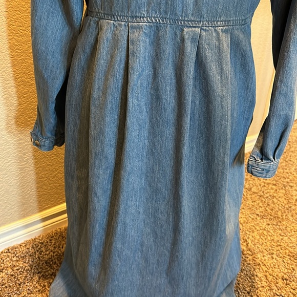Women’s denim dress, long sleeve, 2 pockets, button up to waist, size 12 - Picture 9 of 12